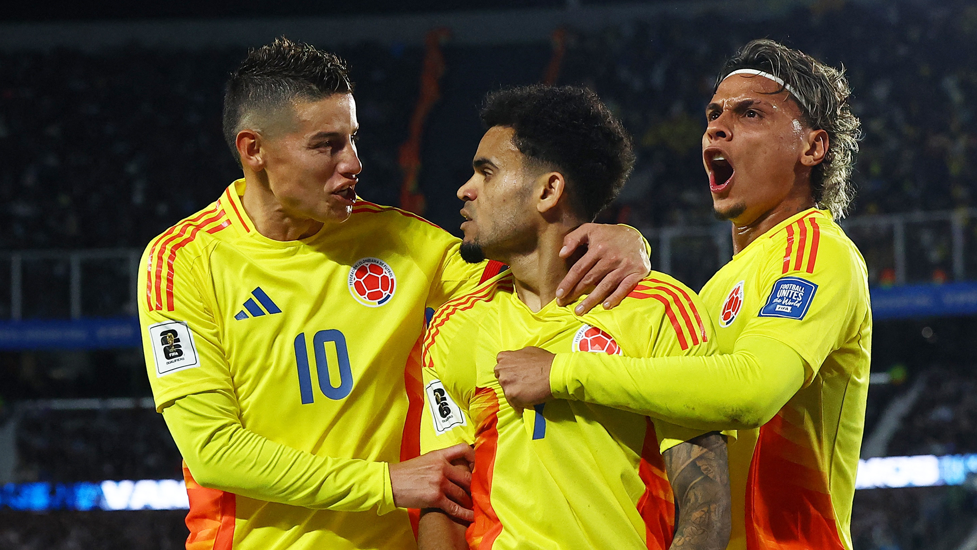 James Rodríguez, Luis Díaz y Richard Ríos festejan un gol durante un partido con la selección nacional de Colombia.